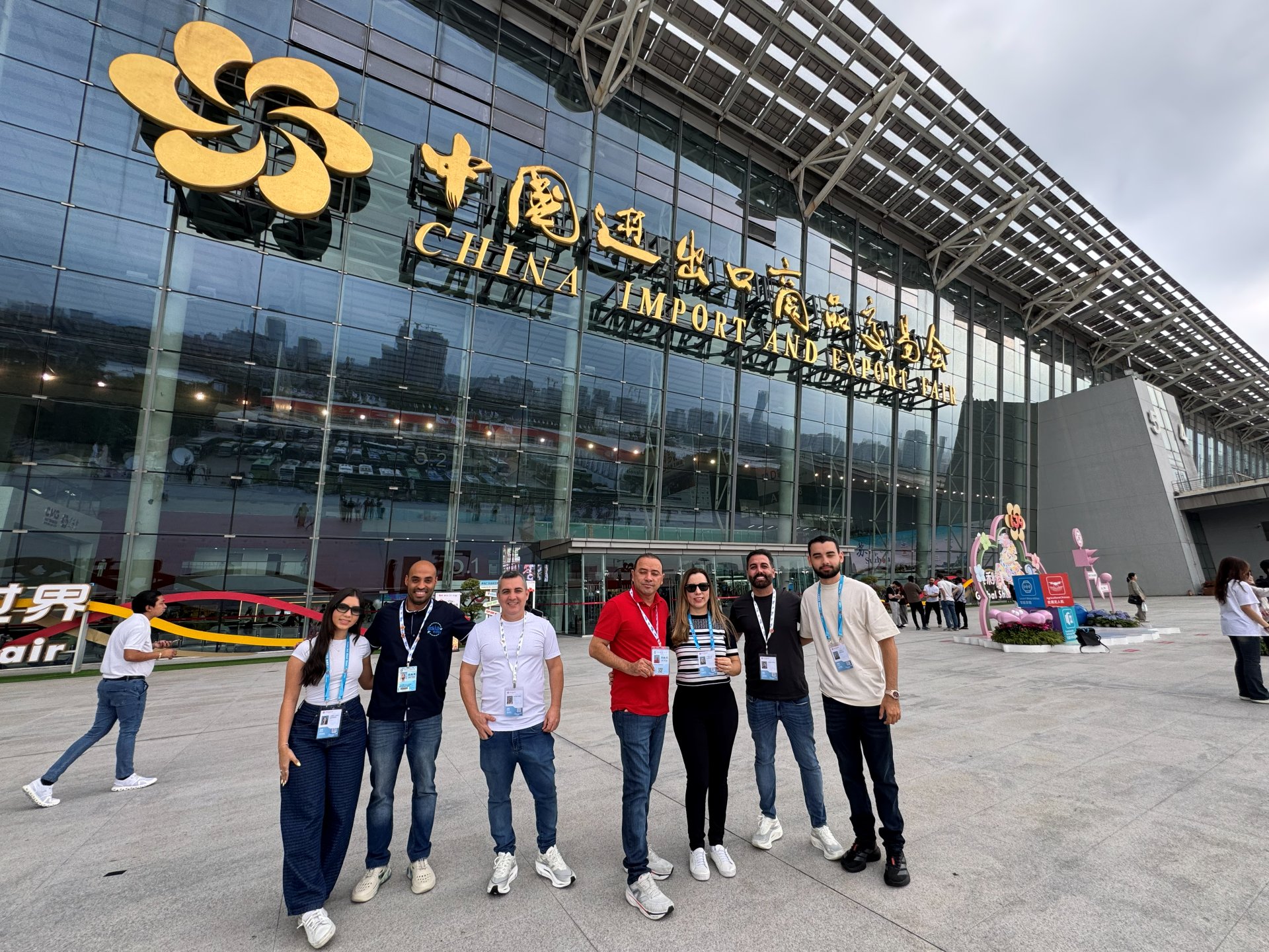 Valdir com clientes da Missão em frente ao complexo da Canton Fair — China Import and Export Fair, em Guangzhou